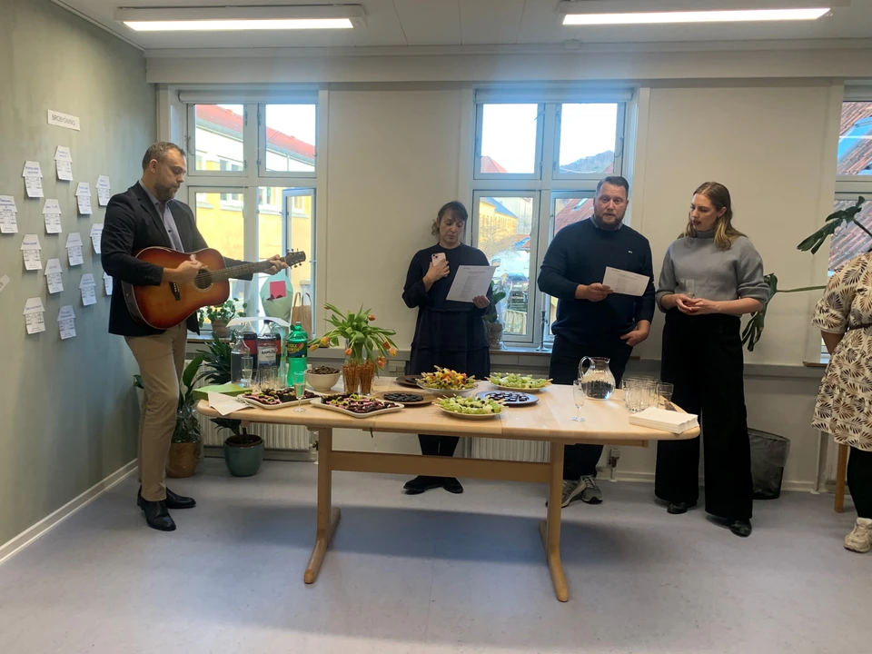 Borgmester Steffen Jensen var med til at indvie Headspace Halsnæs med både tale og sang.