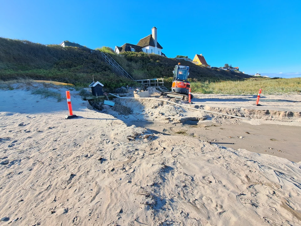Brud på rørledning på stranden.